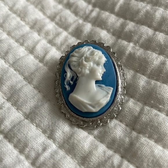 Jewelry - Brooch